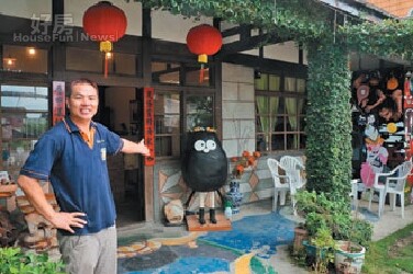 民雄鬼屋咖啡業者許永宗加入文創元素，鬼神活潑化，為顧客導覽歷史外，介紹更多民雄當地景點。