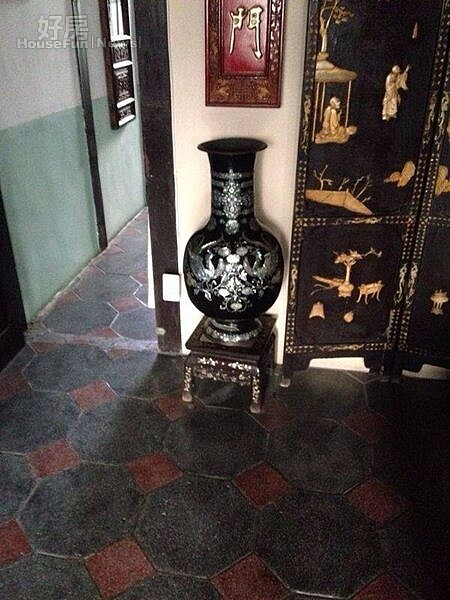 5.巨型的雕塑花瓶如今也成了古董。