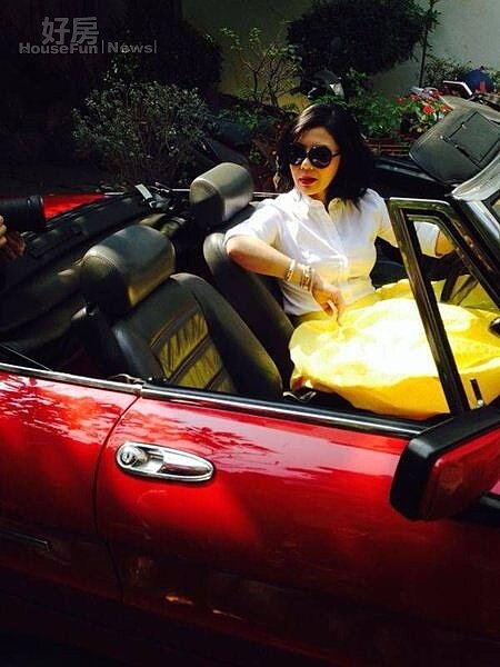 7.洋派的林青蓁駕著紅色跑車與古宅相映成趣。