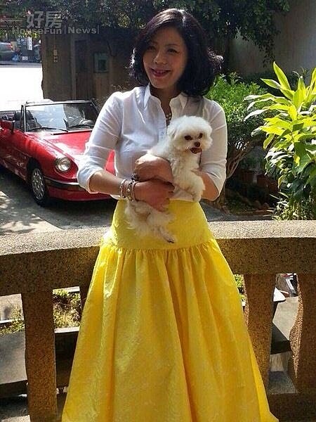 8.老宅的石頭柵桿前,林青蓁抱著愛犬留影。