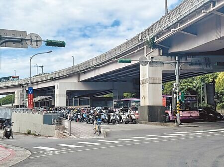 
北市府拆除公館圓環已滿1個月，自10月7日起車流已回穩與拆除前相當，事故數與同期相比更下降達44.4％。多數駕駛表示視野變好，認為拆除圓環有助於達成安全目標。（徐佑昇攝）
