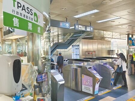 民代質疑桃園捷運宣稱多元支付,但卻沒有這麼方便,以手機付費來說,仍無法使用蘋果快速交通卡,希望桃捷公司盡快啟用。(本報資料照片)