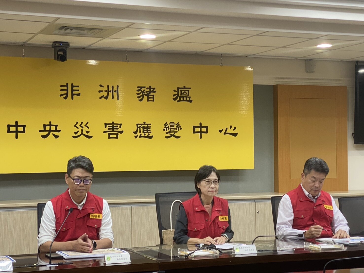 非洲豬瘟中央災害應變中心第43次會議會後記者會,由農業部防檢署署長杜麗華(中)主持。記者葉冠妤/攝影
