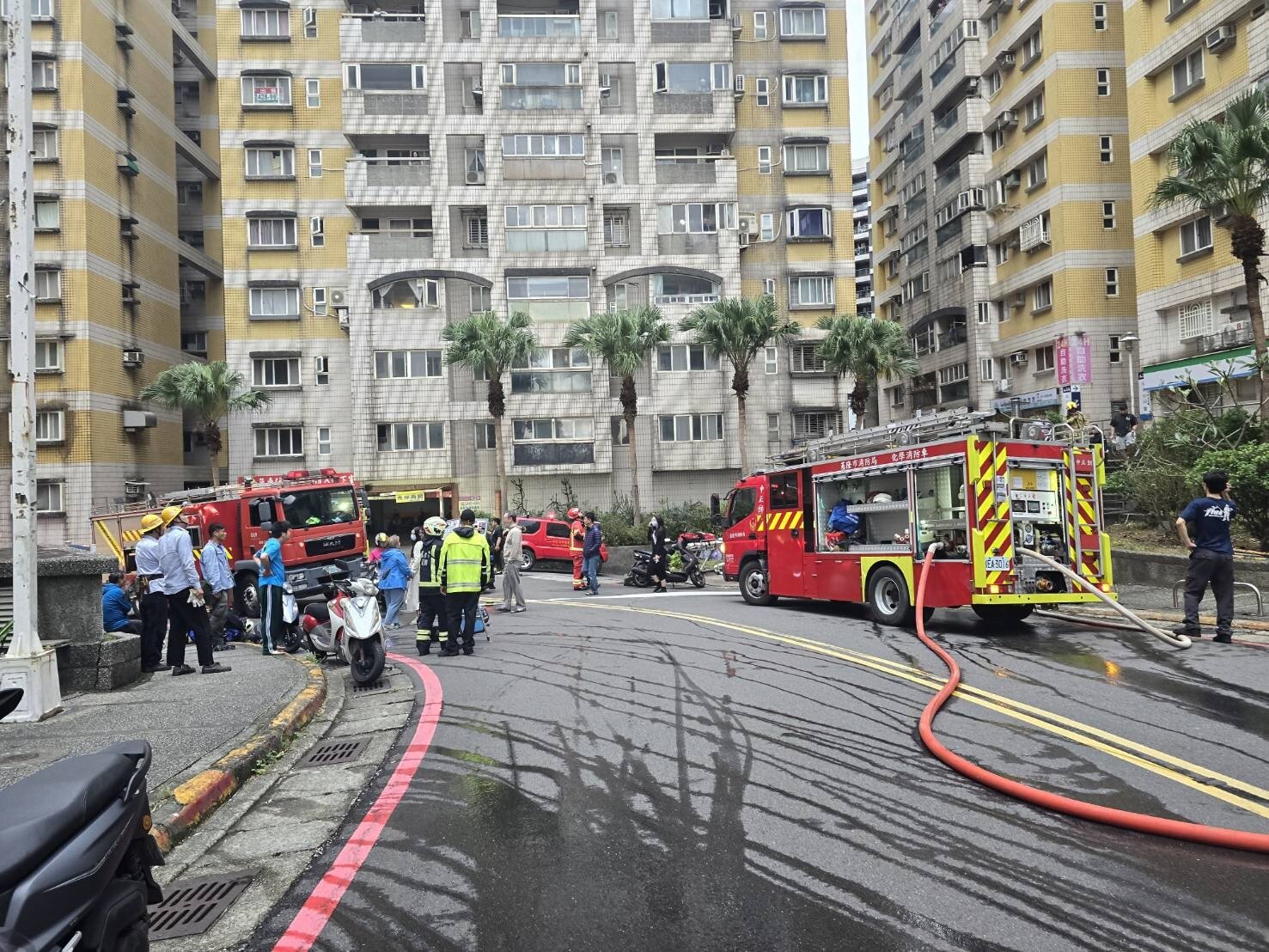 基隆山海觀社區8樓一早竄濃煙,疏散20多人,破門搶救未發現傷亡。記者游明煌/攝影