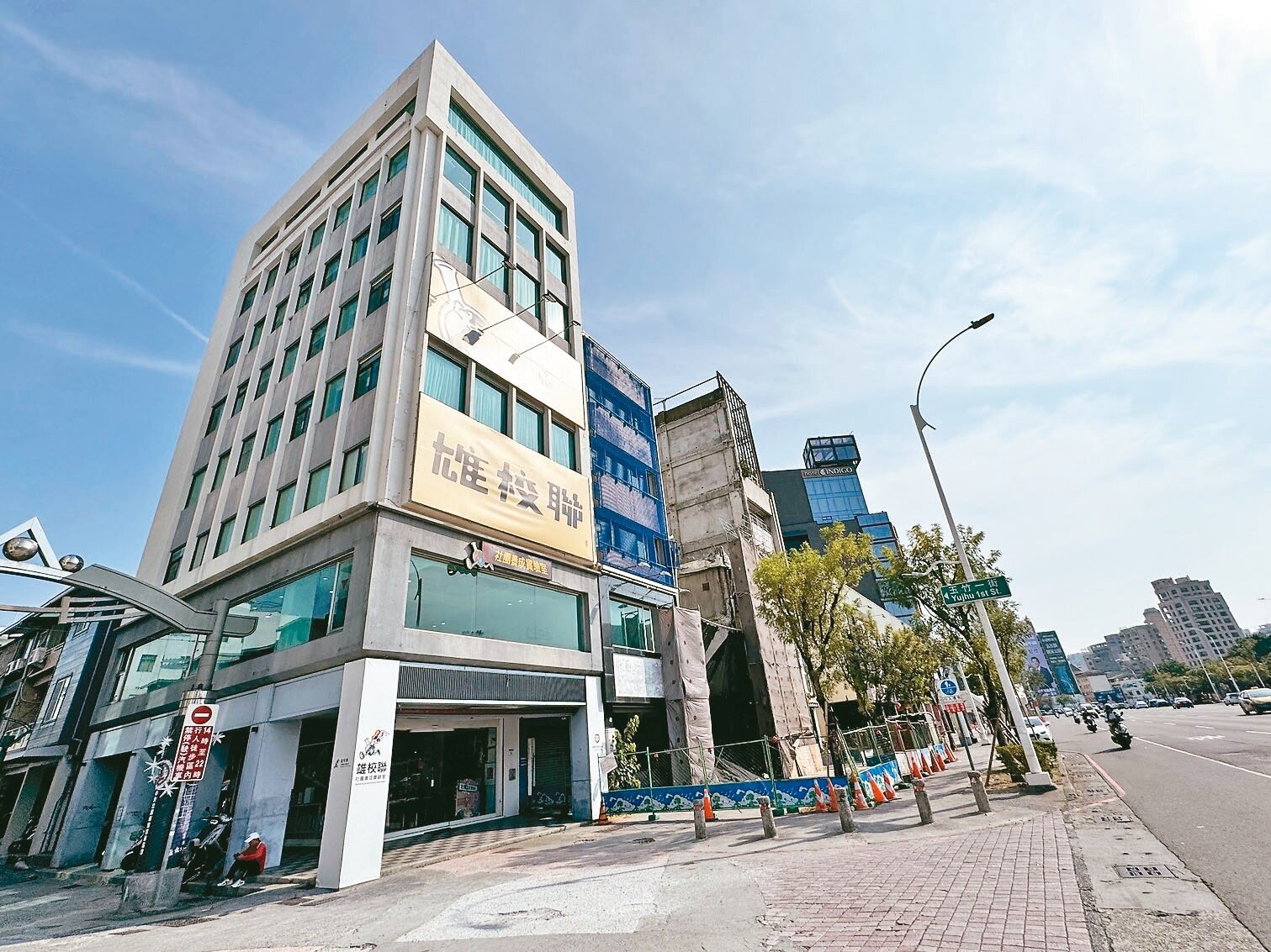 高雄「雄校聯社團養成實驗室」鄰近中央公園、新堀江及玉竹商圈,市府年花480萬元租金卻入不敷出,議員力促改善。記者郭韋綺/攝影