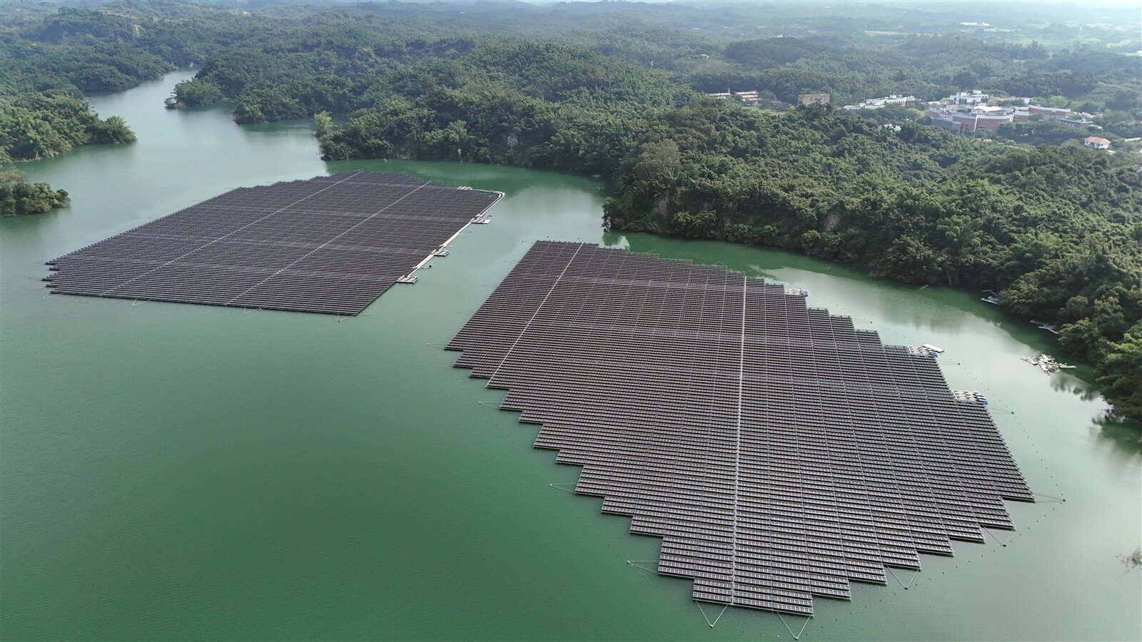 民眾對水庫設置光電板對水質影響感到擔憂，地方議員踢爆翡翠水庫被發函問了三次，經濟部回應表示，只是調查，且非針對翡翠水庫。圖／聯合報系資料照片 