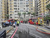 基隆山海觀社區8樓一早竄濃煙疏散20多人　破門搶救