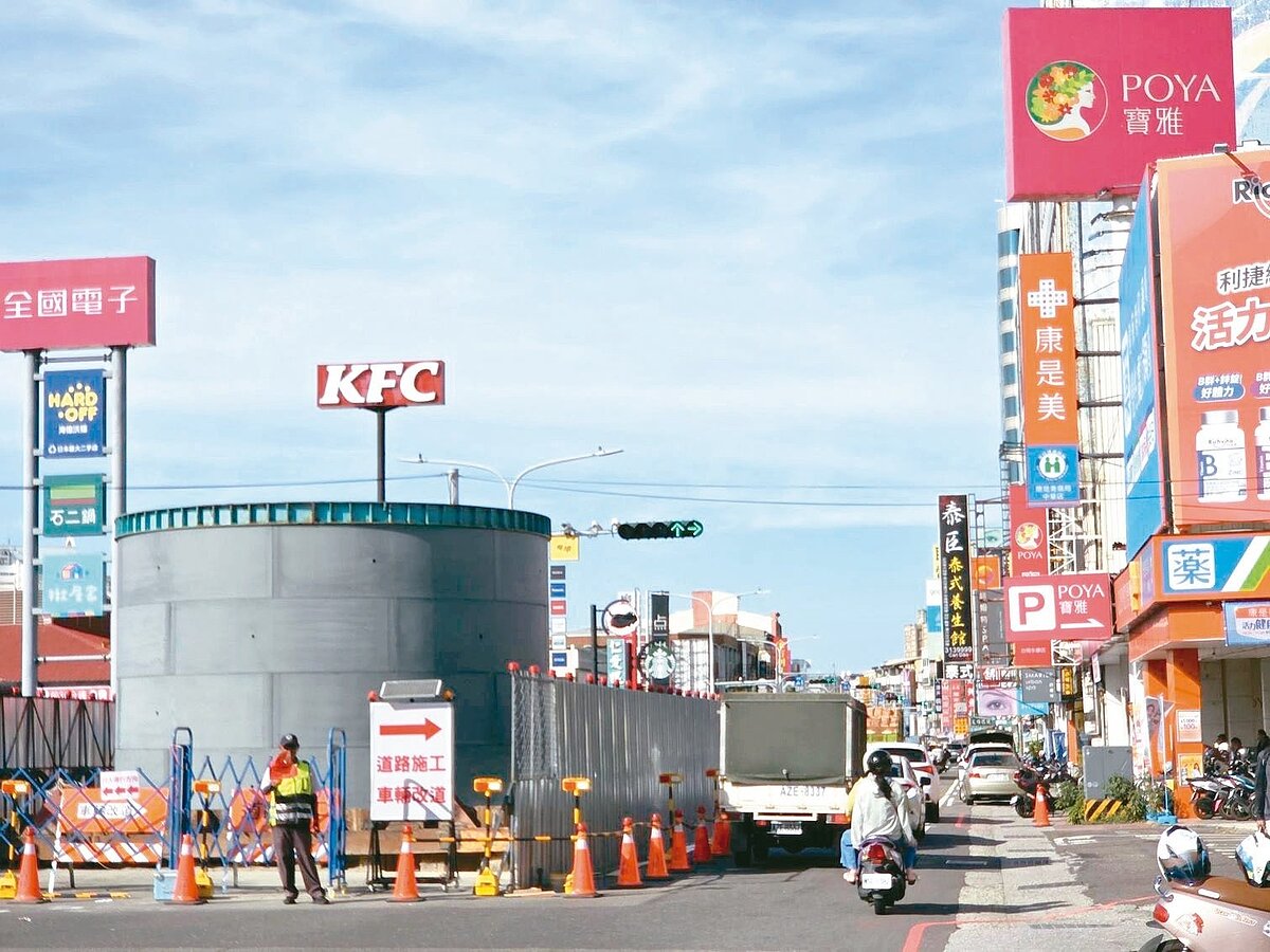 台南市水利局進行地下工程,永康中華路寶雅前出現大型工作井,施工導致僅單一車道可通行,車輛塞爆引起民怨。圖/市議員朱正軒提供