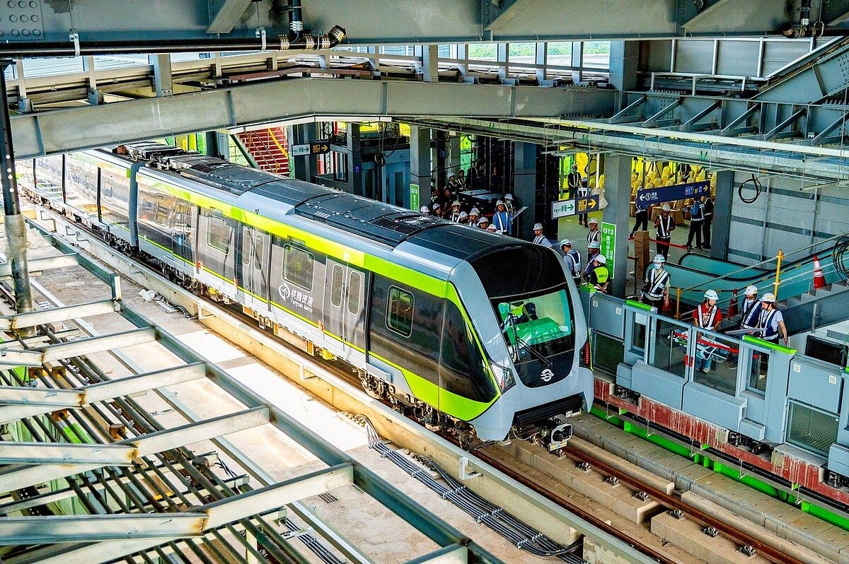 桃園捷運綠線預計明年底通車，多名民代昨在議會質詢，擔憂人力不足恐影響營運。桃捷回應，人力將在明年6月前進用完畢。圖／桃園市政府提供