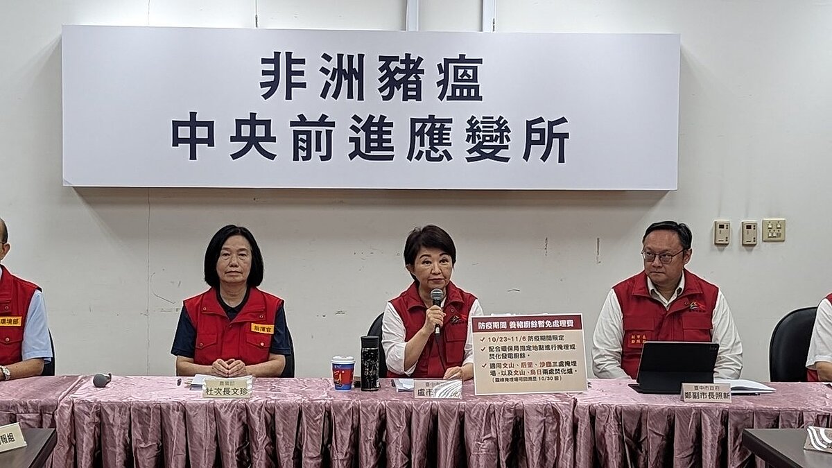 台中市長盧秀燕（中）表示，市府推出3大方案，包含免收廚餘處理費、補助清運司機、補助豬肉攤商，協助產業共同抗疫。記者陳敬丰／攝影