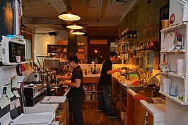 吧檯以長方形設計，除了空間寬敞外，也可以多擺幾張客椅，在客人閒暇之餘，王凱文也會與客人閒聊幾句。