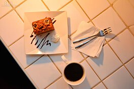 王凱文的餐飲知識來自於書籍自學，對咖啡與蛋糕上的製作一絲不苟，就如同未完成的裝潢一般；王凱文表示，未完成的裝潢讓客人可以享受釋放，不會因為看起來很高級的裝潢反而讓自己拘束了，並且未完成也是他人生哲學，無論是餐飲或裝潢甚至自己的內涵，都要不斷精進與學習。