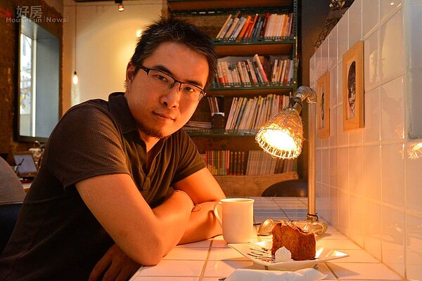 咖啡廳的裝潢初步就已耗費百萬資金,但王凱文以未完成的方式持續不斷改變店內氣氛,從飲食到裝潢最後到擺飾,王凱文的成功來自於不斷學習與創新。(好房網News記者 陳韋帆/攝)