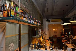 以鋼索吊置檯子做為擺飾，是工業風裝潢時不可錯過的好方式。