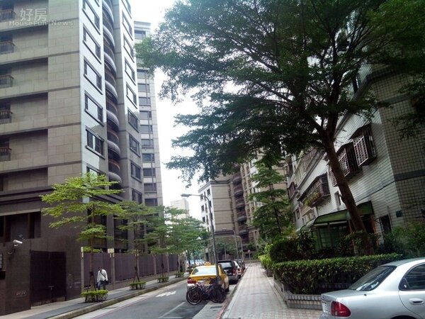 
5雖然位在台北市精華的大安區，巷弄內仍舊寬敞，綠樹林蔭。