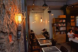 水泥牆上掛上壁燈，頓時讓人產生置身歐洲中古時期的錯覺。