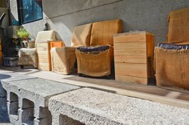 巴黎米咖啡以水泥塊堆成店面小圍牆，並以裝咖啡豆的麻布袋當做椅套。