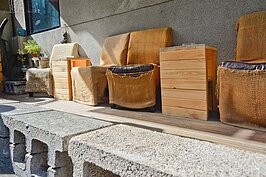 巴黎米咖啡以水泥塊堆成店面小圍牆，並以裝咖啡豆的麻布袋當做椅套。