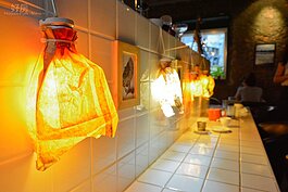 突發奇想也能省錢又獨具特色，王凱文在一次邊吃消夜邊思考吊燈的燈罩該如何處理時，突然發覺手上燈袋就是一個好材料，隨即動手製做了起來。