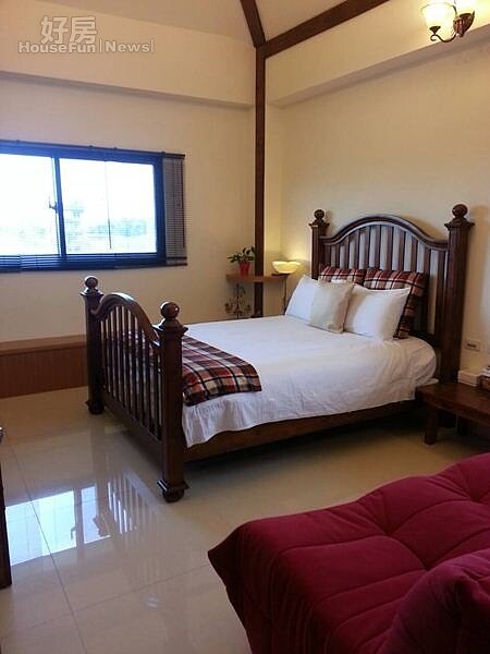 8.天花板、吊燈加上原木床架和高床墊,讓人彷彿置身美國南部。