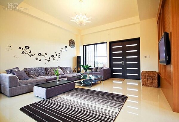 2.客廳以白色大理石地板搭配紫色沙發,十分寬敞。