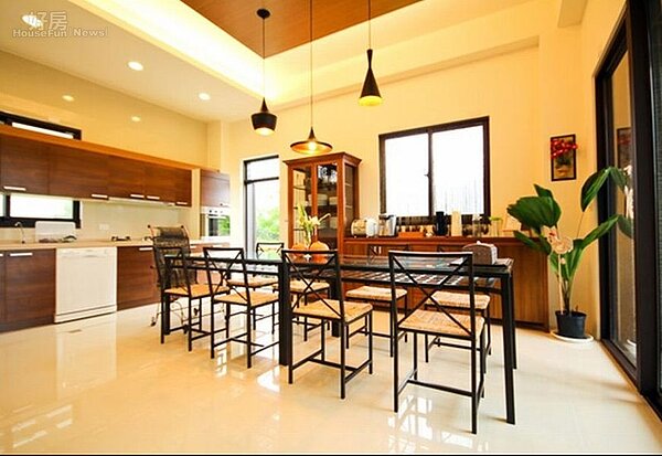 3.餐廳刻意選用玻璃搭配木頭的長桌,現代跟原始兼具。