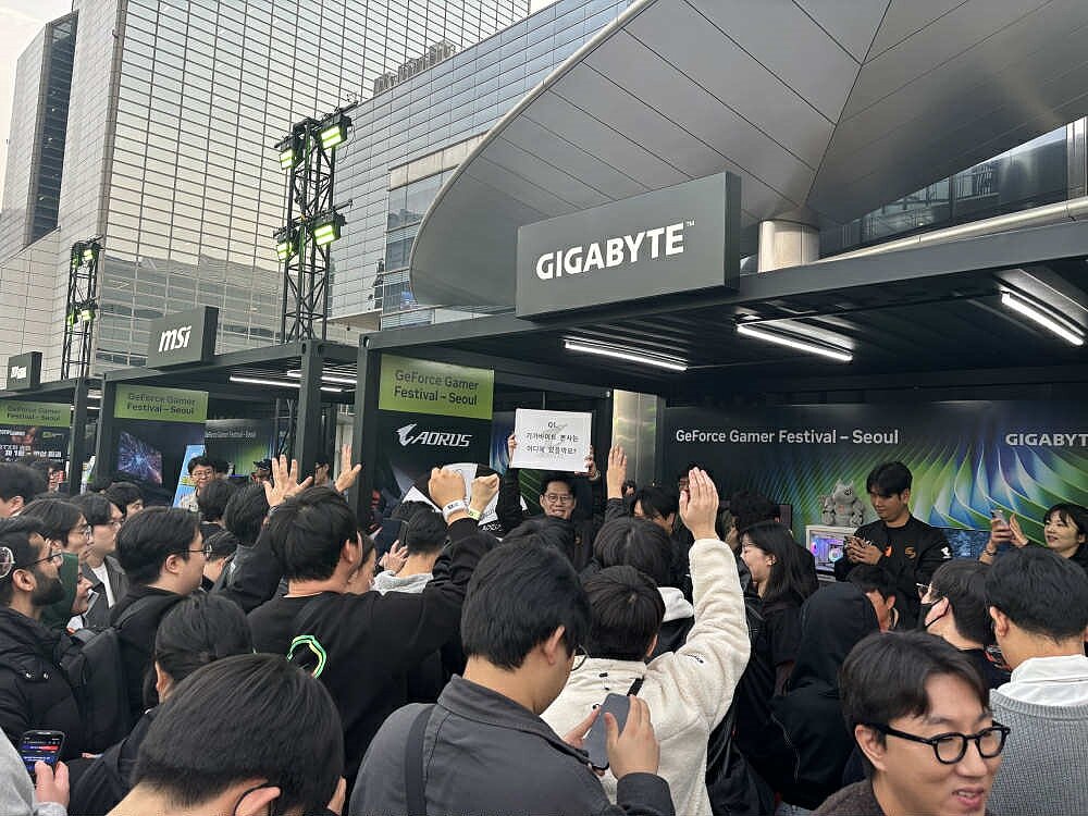黃仁勳驚喜現身GeForce Gamer Festival 技嘉展出AORUS Z890新系列 GeForce Gamer Festival現場吸引大量媒體與玩家駐足,同時舉辦互動活動與拍照挑戰。