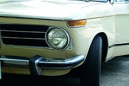 早年的車輛在車體剛性上並不如現代車來的好，因此碩大的鍍鉻保險桿成為當年各車種的特徵。