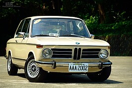 BMW 2002總計生產超過八十六萬輛，至今零件依舊還找的到，不過這僅限於美國等歐美國家的環境，在台灣此車款只能用個位數來形容數量，至於零件庫存幾乎完全沒有。現任車主阿邦憑著毅力，努力由國外一一購入，終於讓這款司令坐車持續奔馳於台灣道路上。