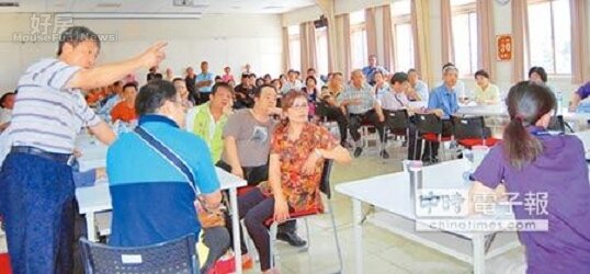 阿里山區居民不滿護產屢遭刁難,群情激動,與國有財產署等官員針鋒相對。