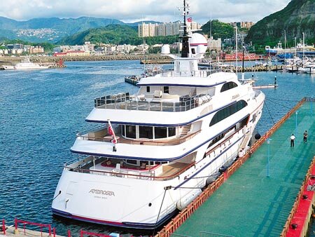 ▲Ambrosia號豪華遊艇日前駛入碧砂漁港遊艇泊區停靠,讓遊艇港增色不少。(張謙俊攝)
