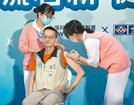 公費流感及新冠疫苗1日開放第二階段接種,施打對象為50至64歲無高風險慢性病成人,疾管署特別舉行「左流右新 健康安心」開打記者會,署長羅一鈞(前左)親自示範接種流感及新冠2種疫苗。(趙雙傑攝)