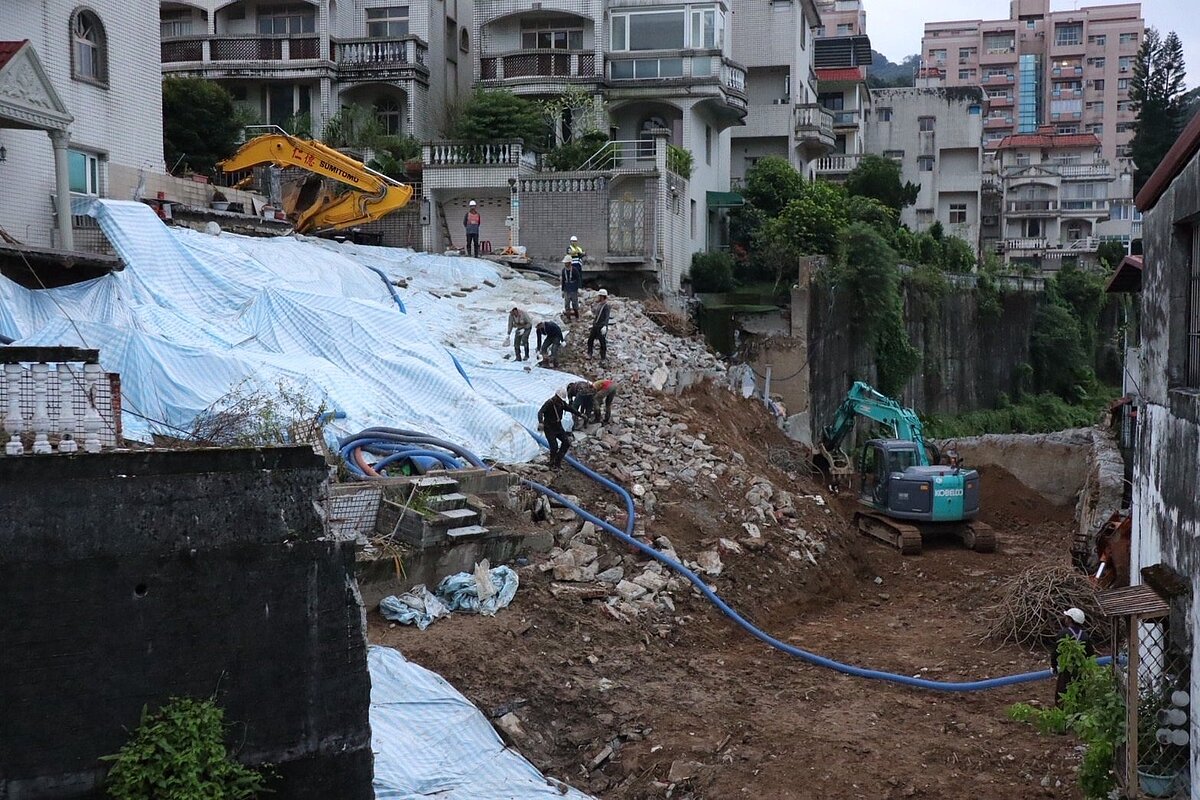 工務局施工團隊持續進行降挖土石、加固邊坡等災後復原工程。圖／新北市工務局提供
