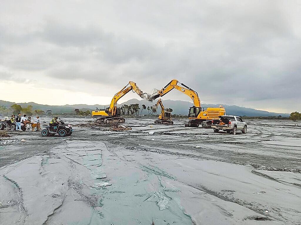 花蓮縣消防局針對光復鄉地緣、空拍、水紋分析等持續找尋失聯者。圖／花蓮縣消防局提供
