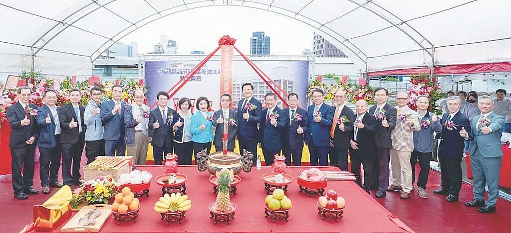 中英醫院新莊院區舉行動土典禮產官齊聚,明基佳世達集團董事長陳其宏(中右二)及醫療大艦隊總經理群、康科特董事長劉靜怡(中左一)、中英醫療社團法人董事長溫政諭(中)、新北市副市長朱惕之(中右一)、衛生局局長陳潤秋(中左二)與貴賓們,共同見證新北醫療邁向智慧新時代的重要里程碑。圖/業者提供