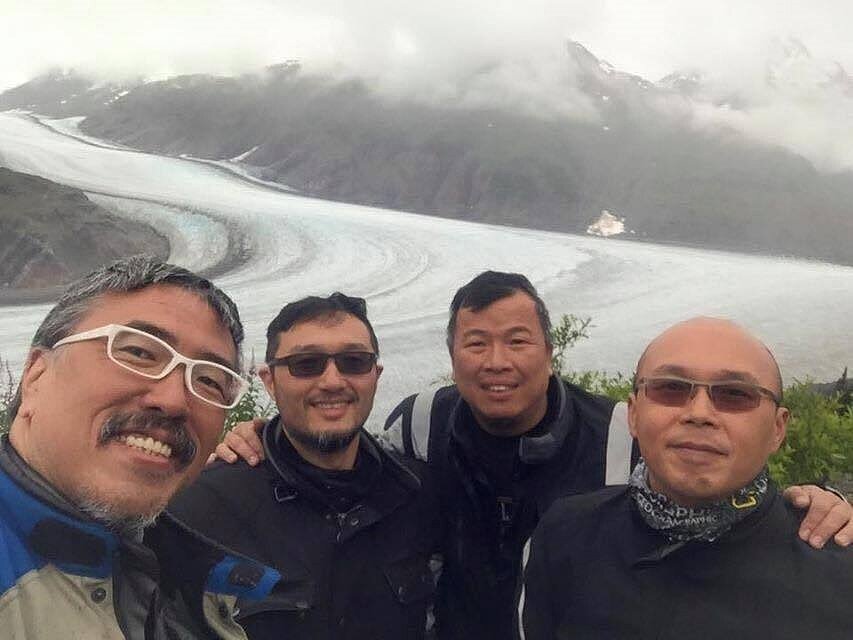 資深音樂人屠穎（圖左）是重機、航空迷，曾在2015年騎著重機完成從洛杉磯到阿拉斯加北海岸「普魯道霍灣」，全程8274哩的冒險。圖／屠穎提供
