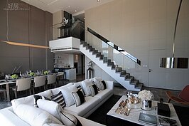 客廳是一整個家的活動中心，也是凝聚家人情感的地方。寬敞舒適光線充足的客廳，會更讓家人喜歡在此活動情感交流。