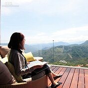 沿著新店華城路一帶蜿蜒而上，路兩旁隨處可看別墅矗立。堪稱全台別墅密度最高的地方，超過億元別墅比比皆是。這些別墅的裝潢甚少對外公開，這次好房網深入價值一億的別墅，為大家揭開裝潢費用可買一間裝潢好的小豪宅。裝潢費多少？3500萬！