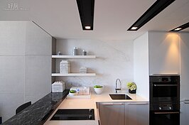 現代人強調健康飲食觀念，盡量少油少鹽，以維持身體健康。半島式或島式廚房應運而生。穿透式的廚房可讓媽媽邊烹調邊與家人小孩聊天。