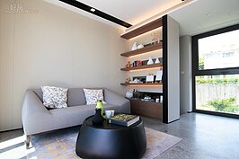 明亮的光線與翠綠的山景，在專屬的書房裡閱讀、沉思都十分適合。