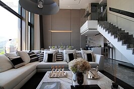 客廳是一整個家的活動中心，也是凝聚家人情感的地方。寬敞舒適光線充足的客廳，會更讓家人喜歡在此活動情感交流。