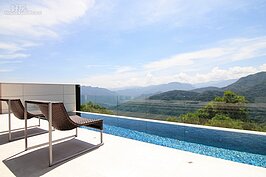 走出戶外，長形的游泳池配上無敵山景，說像是度假村也不為過。