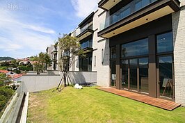 現代人利用水泥牆為自已建築防禦堡壘。不過新的設計概念卻是降低牆高度，要讓住戶重回台灣早期雞犬相聞那種鄰居與鄰居間融洽的相處感。