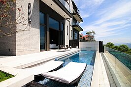 走出戶外，長形的游泳池配上無敵山景，說像是度假村也不為過。