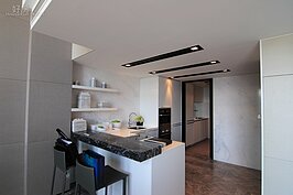 現代人強調健康飲食觀念，盡量少油少鹽，以維持身體健康。半島式或島式廚房應運而生。穿透式的廚房可讓媽媽邊烹調邊與家人小孩聊天。