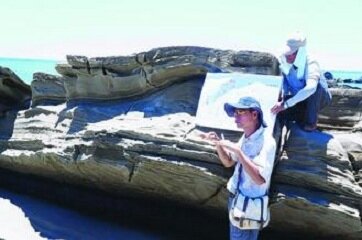 科技部舉辦花東地質野外調查，位於台東富岡漁港北側小野柳內的富岡砂岩，就是板塊抬升的證據，傾斜結構就是1000萬年前的沈積。（科技部／提供）