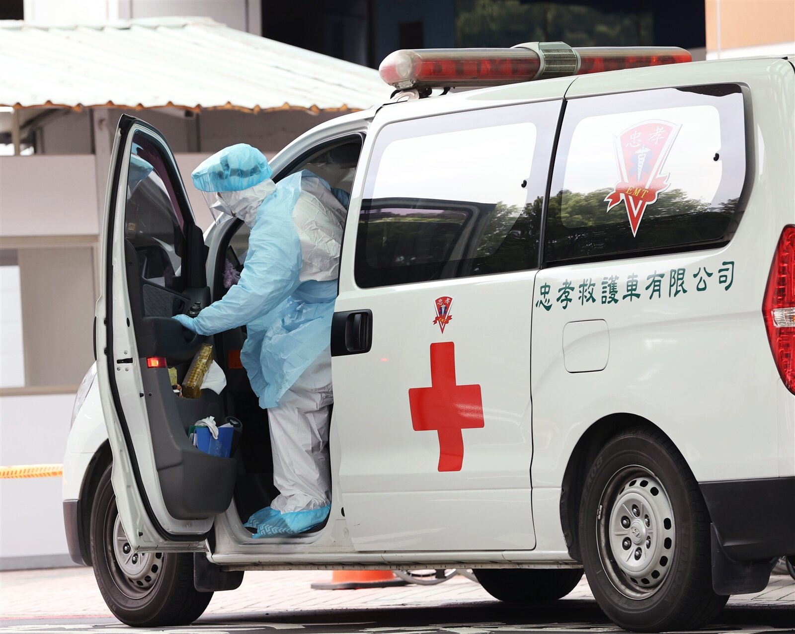 桃市府啟動「救護一路通」計畫,在3家責任醫院周邊路口建置智慧號誌控制系統,透過電子圍籬技術優化救護車通行效率,平均節省任務時間92秒、提升8%急救成功率。民代呼籲擴及更多大型醫院,並納入消防車。本報資料照片