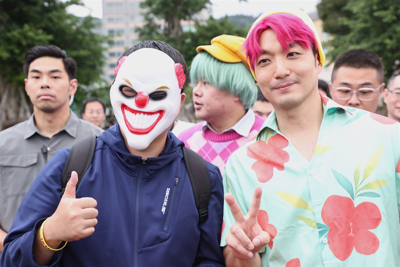 萬聖節到來不少民眾都會盛裝打扮參與活動，蔣萬安（右）昨天也變身「獵魔女團」人氣角色出席活動，卻有民眾因臉上妝未卸遭北捷拒載，引發討論。記者邱德祥／攝影 