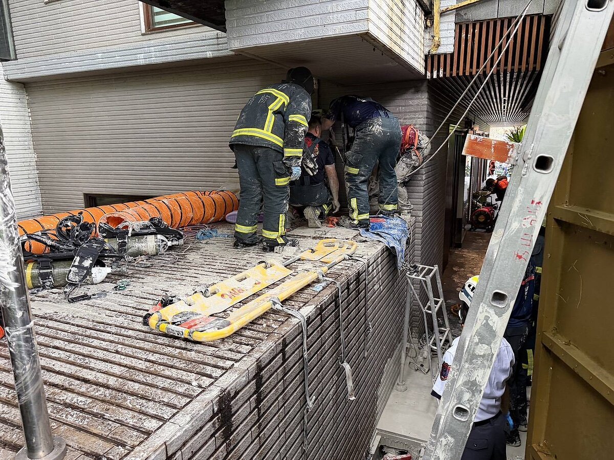 消防員使用五用氣體探測器檢測，警示器不斷鳴叫，初步測得硫化氫濃度達200ppm，救護人員遂攜帶氧氣瓶入室救援。圖/讀者提供
