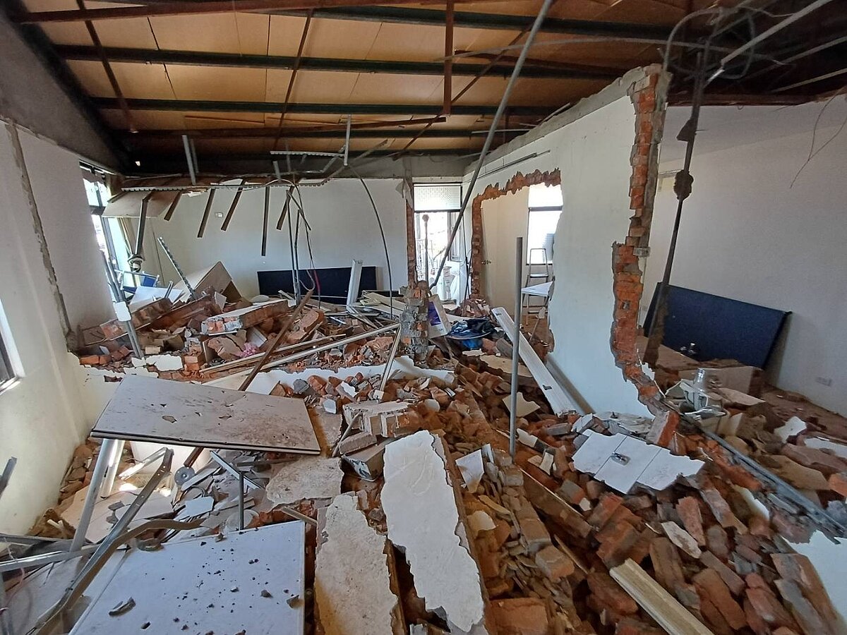 頂樓違建又隔成多間套、雅房出租,不僅違法且潛藏工安風險,新北市政府列為優先強制拆除對象。圖/新北市工務局提供